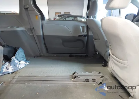 2014 Toyota Sienna Le z USA, uszkodzony, nr VIN 5TDKK3DC4ES440820